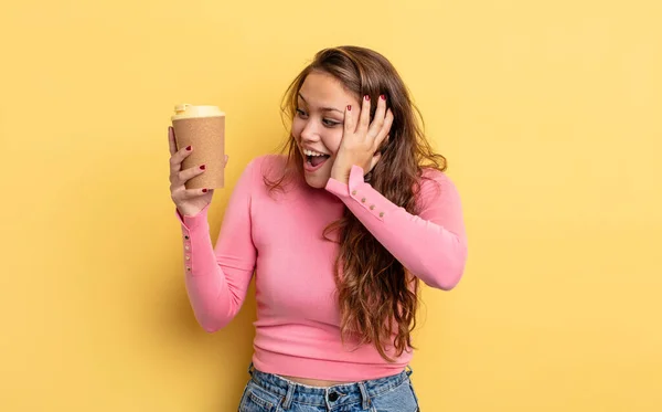 Hispánská Hezká Žena Cítí Šťastná Vzrušená Překvapená Odnést Kávu Koncept — Stock fotografie