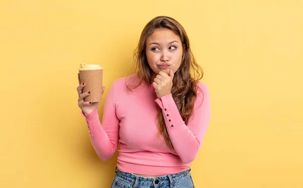 Hispânico Bonita Mulher Pensando Sentindo Duvidoso Confuso Tirar Conceito Café — Fotografia de Stock