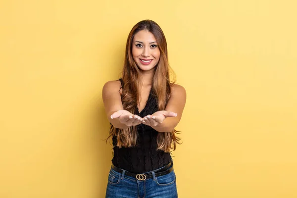 Mujer Bonita Asiática Sonriendo Felizmente Con Amigable Ofreciendo Mostrando Concepto — Foto de Stock