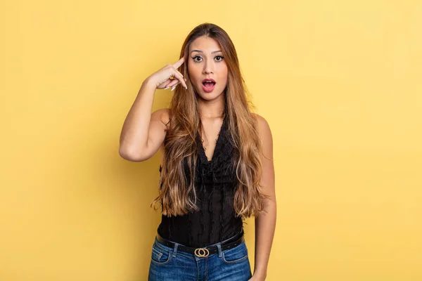 Mujer Bonita Asiática Mirando Sorprendida Realizando Nuevo Pensamiento Idea Concepto —  Fotos de Stock