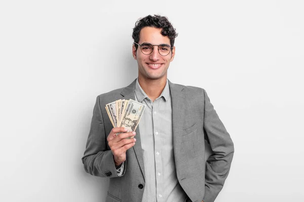 Paniekerige Knappe Man Die Vrolijk Lacht Met Een Hand Heup — Stockfoto