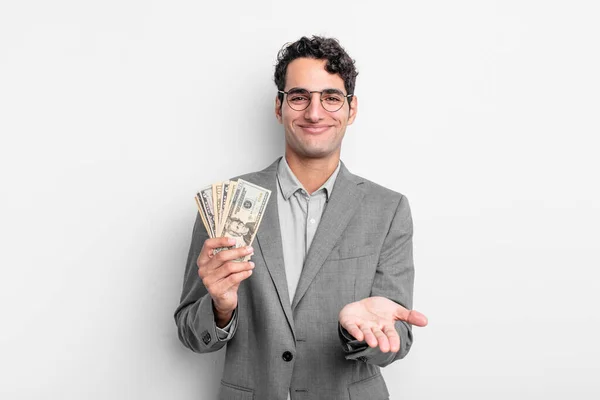 Hombre Guapo Hispano Sonriendo Felizmente Con Amistoso Ofreciendo Mostrando Concepto — Foto de Stock