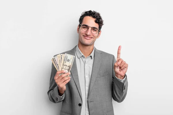 Hombre Guapo Hispano Sonriendo Luciendo Amigable Mostrando Número Uno Concepto — Foto de Stock