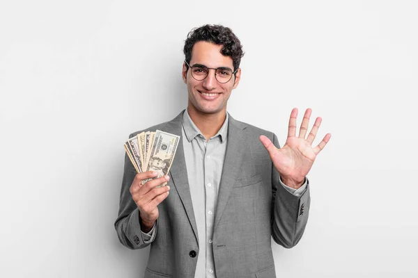 Homem Bonito Hispânico Sorrindo Parecendo Amigável Mostrando Número Cinco Conceito — Fotografia de Stock