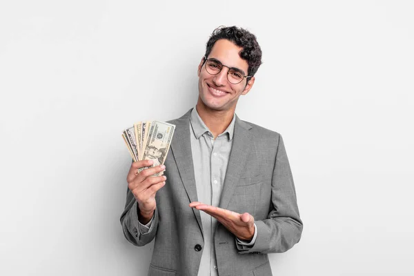 Hispanic Stilig Man Ler Glatt Känner Sig Lycklig Och Visar — Stockfoto