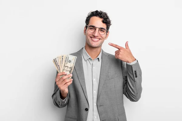 Homem Bonito Hispânico Sorrindo Confiantemente Apontando Para Próprio Sorriso Largo — Fotografia de Stock