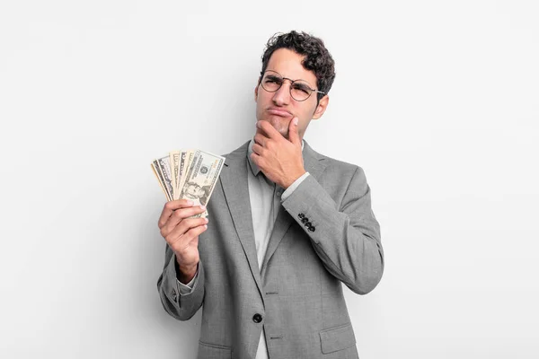 Spanyol Yakışıklı Düşünen Kuşkucu Kafası Karışık Bir Adam Dolar Banknotları — Stok fotoğraf