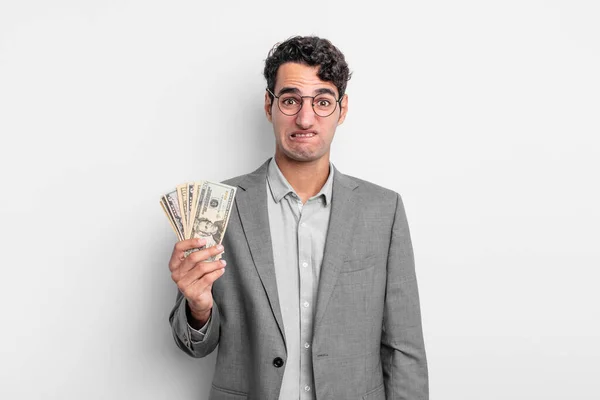 Homem Bonito Hispânico Perplexo Confuso Conceito Negócio Notas Dólar — Fotografia de Stock