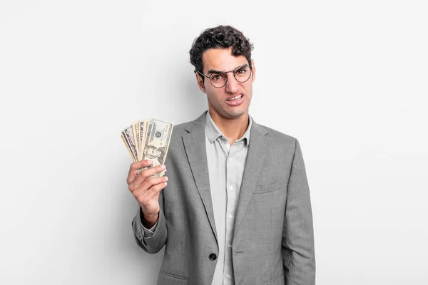 Homem Bonito Hispânico Sentindo Perplexo Confuso Conceito Negócio Notas Dólar — Fotografia de Stock