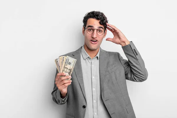 Hombre Guapo Hispano Mirando Feliz Asombrado Sorprendido Concepto Negocio Billetes — Foto de Stock