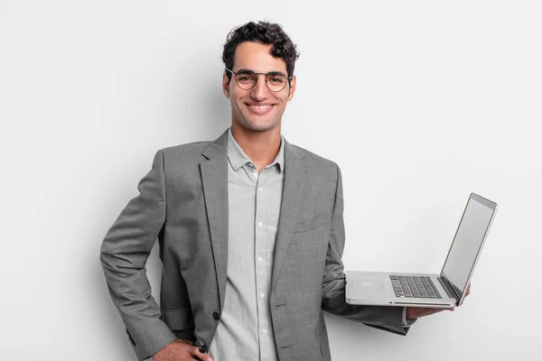 Hombre Guapo Hispano Sonriendo Felizmente Con Una Mano Cadera Confiado —  Fotos de Stock