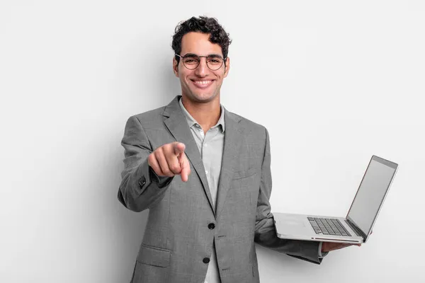 Hombre Guapo Hispano Apuntando Cámara Eligiéndote Concepto Negocio Portátil — Foto de Stock