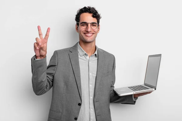 Hombre Guapo Hispano Sonriendo Luciendo Feliz Haciendo Gestos Victoria Paz — Foto de Stock