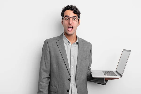 Homem Bonito Hispânico Parecendo Muito Chocado Surpreso Conceito Negócio Laptop — Fotografia de Stock