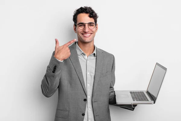 Hombre Guapo Hispano Sonriendo Con Confianza Señalando Propia Sonrisa Amplia — Foto de Stock