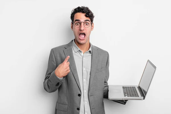 Hombre Guapo Hispano Mirando Sorprendido Sorprendido Con Boca Abierta Apuntando — Foto de Stock