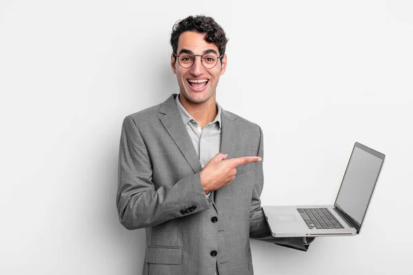 Hombre Guapo Hispano Mirando Emocionado Sorprendido Señalando Hacia Lado Concepto — Foto de Stock