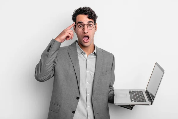 Hombre Guapo Hispano Que Parece Sorprendido Realizando Nuevo Pensamiento Idea —  Fotos de Stock