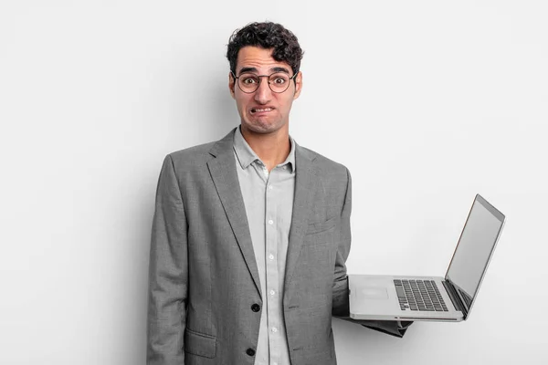 Homem Bonito Hispânico Perplexo Confuso Conceito Negócio Laptop — Fotografia de Stock