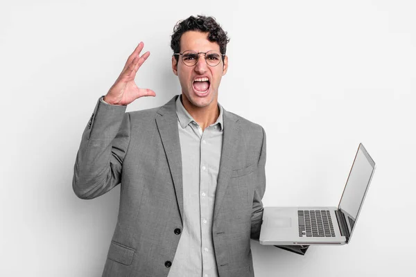 Spanyol Yakışıklı Adam Ellerini Havaya Kaldırarak Bağırıyor Dizüstü Bilgisayar Kavramı — Stok fotoğraf