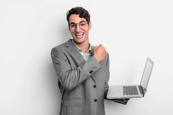 Homem Bonito Hispânico Sentindo Feliz Enfrentando Desafio Celebrando Conceito Negócio — Fotografia de Stock