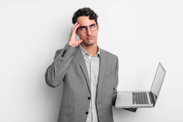 Hispanischer Gutaussehender Mann Der Sich Nach Einem Anstrengenden Tag Gelangweilt — Stockfoto