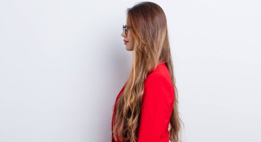 Asyalı güzel kadın profil görünümünde düşünüyor, hayal ediyor ya da hayal kuruyor. iş kavramı