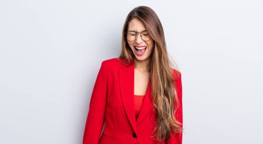 Asyalı güzel kadın agresif bir şekilde bağırıyor, çok kızgın görünüyor. iş kavramı