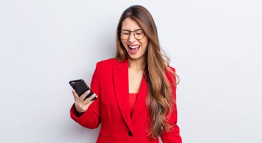 Asyalı güzel kadın agresif bir şekilde bağırıyor, çok kızgın görünüyor. iş ve telefon kavramı.
