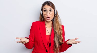Asyalı güzel bir kadın son derece şaşırmış ve şok olmuş hissediyor. tele pazarlamacı kavramı