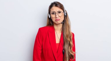 Asyalı güzel bir kadın üzgün ve mızmızlanıyor. Mutsuz bir bakışı var ve ağlıyor. tele pazarlamacı kavramı