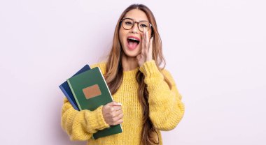 Asyalı güzel kadın kendini mutlu hissediyor, elleri ağızının yanında bağırıyor. öğrenci konsepti