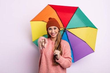 Asyalı güzel bir kadın kamerayı işaret ederek seni seçiyor. şemsiye kavramı