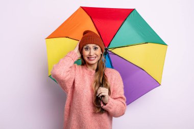 Asyalı güzel kadın stresli, endişeli ya da korkmuş hissediyor, elleri başının üstünde. şemsiye kavramı
