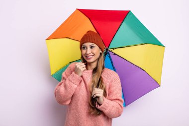 Asyalı güzel bir kadın stresli, endişeli, yorgun ve hayal kırıklığına uğramış hissediyor. şemsiye kavramı