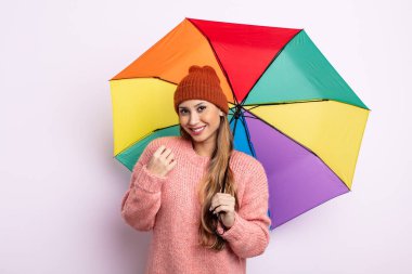 Asyalı güzel kadın kibirli, başarılı, pozitif ve gururlu görünüyor. şemsiye kavramı