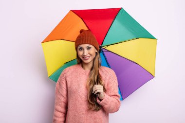 Asyalı güzel kadın mutlu ve hoş bir şekilde şaşırmış görünüyor. şemsiye kavramı