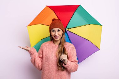 Asyalı güzel kadın mutlu hissediyor, bir çözüm ya da fikir bulduğuna şaşırıyor. şemsiye kavramı