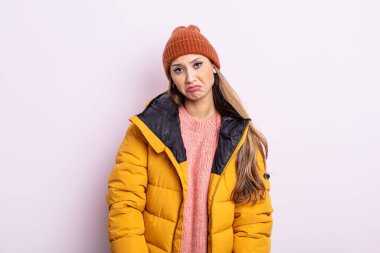 Asyalı güzel bir kadın üzgün ve mızmızlanıyor. Mutsuz bir bakışı var ve ağlıyor. kış konsepti