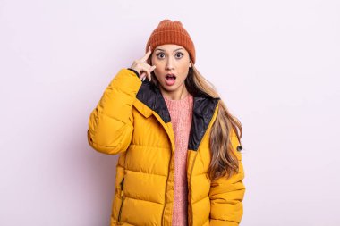 Asyalı güzel kadın şaşırmış görünüyor, yeni bir düşünce, fikir ya da konsept fark ediyor. kış konsepti