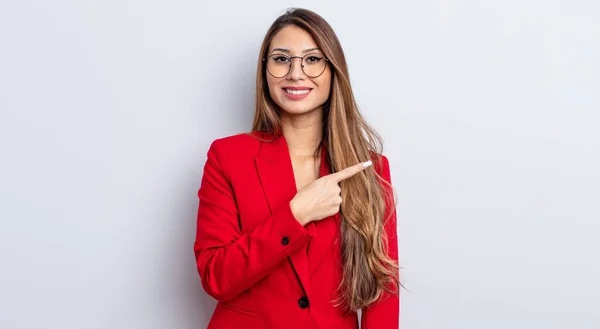 Mujer Bonita Asiática Sonriendo Alegremente Sintiéndose Feliz Señalando Hacia Lado — Foto de Stock