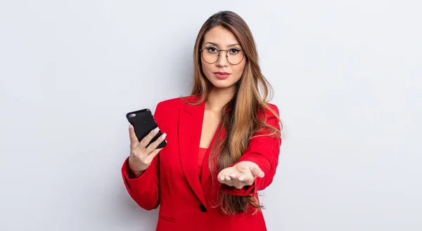 Mujer Bonita Asiática Sonriendo Felizmente Con Amigable Ofreciendo Mostrando Concepto — Foto de Stock