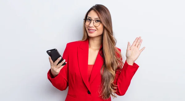 Mujer Bonita Asiática Sonriendo Felizmente Saludándote Con Mano Dándote Bienvenida — Foto de Stock