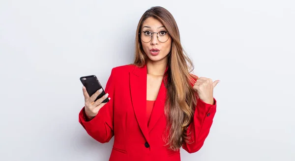 Mujer Bonita Asiática Mirando Asombrado Incredulidad Concepto Negocio Teléfono — Foto de Stock