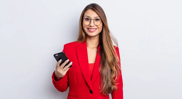Mujer Bonita Asiática Buscando Feliz Gratamente Sorprendido Concepto Negocio Teléfono — Foto de Stock