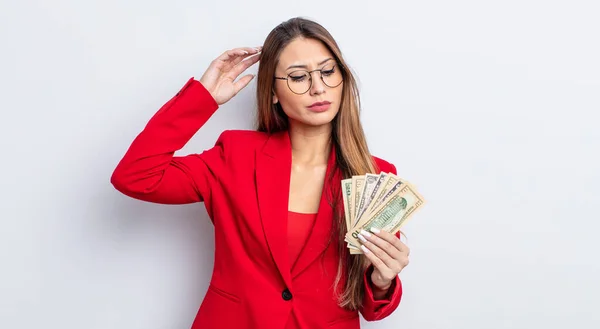 Asiatica Bella Donna Sorridente Felicemente Sognare Occhi Aperti Dubitare Concetto — Foto Stock