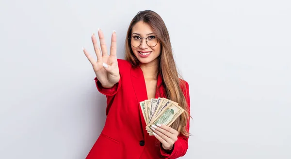 Mujer Bonita Asiática Sonriendo Buscando Amigable Mostrando Número Cuatro Concepto — Foto de Stock