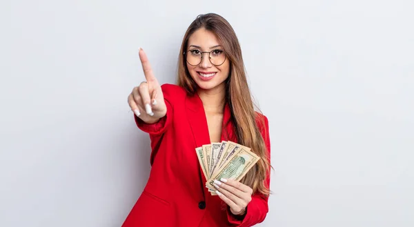 Asiatica Bella Donna Sorridente Dall Aspetto Amichevole Mostrando Numero Uno — Foto Stock