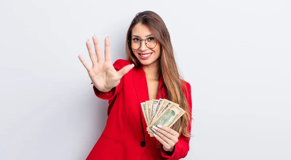 Mujer Bonita Asiática Sonriendo Buscando Amigable Mostrando Número Cinco Concepto — Foto de Stock