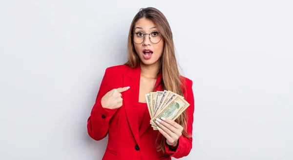 Mujer Bonita Asiática Mirando Sorprendido Sorprendido Con Boca Abierta Apuntando — Foto de Stock